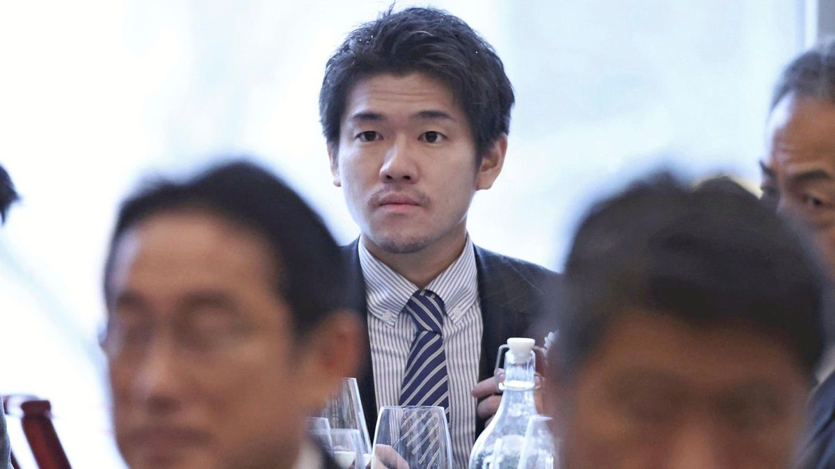Parodie na tiskovku a host na schodech. Japonský premiér po večírku sesadil syna z funkce svého tajemníka